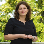 Jana Maláčová kontroluje fabriky, obědvá s končícím velvyslancem a odepisuje na komentáře na facebooku