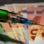 Závody s časem v hledání vakcíny probíhají na celém světě