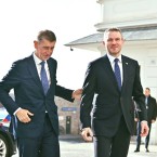 Premiér si postěžoval před odletem do Bratislavy, kde se mimo jiné setkal s krajanem Peterem Pellegrinim