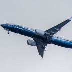Boeing 737 MAX 9 v barvách výrobce při svém prvním letu v dubnu 2017 