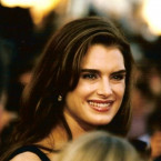 Supermodelka a herečka Brooke Shields by na svoji krásu mohla mít ochrannou známku. Jednak má krásné, tmavé a husté obočí, hnědé vlasy a zelené oči. A jednak její postava a zdravá image mluví za vše