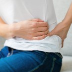 Ledvinové kameny se projevují mimo jiné i bolestí v boku