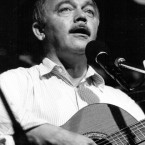 Karel Kryl byl nejen skvělý muzikant a básník. V mládí se vyučil keramickému řemeslu na bechyňské průmyslovce. A proto v průběhu svého krátkého života i výtvarně tvořil