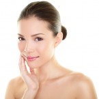 Vrásky kolem očí od smíchu jsou hezké a přirozené, ale občas mohou trápit. Především pokud nosíte make-up či korektory