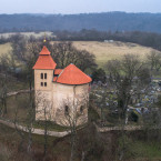 Hradišti Budeč dominuje kostel sv. Petra a Pavla