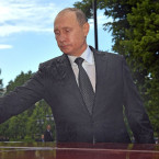 Do Putinovy rodiny krutě zasáhla válka. A on? Klade věnce, nosí květiny, zapaluje svíčky - a rozpoutá další válečné hrůzy... 