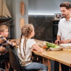 Robert Urban hraje předsedu soudu. Svým šarmem všechny okouzlil!