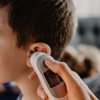 Jedním z příznaků záškrtu může být i horečka