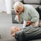Při podezření na cévní mozkovou příhodu je třeba okamžitě volat záchranku