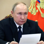 Ruský prezident Putin teď ale musí peníze utrácet hlavně za válku na Ukrajině