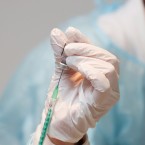 Britské úřady přiznávají problémy látky AstraZeneca, riziko je ale prý malé
