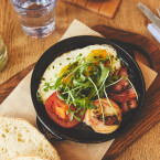 Podle výživového specialisty je ideální si dát ke snídani vejce s rajčaty, žampionem a sýrem halloumi