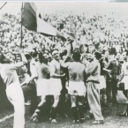 Italští fotbalisté se radují z triumfu na mistrovství světa. K jejich vítězství dopomohl i Benito Mussolini