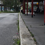 Nástupiště je zasypané cigaretovými nedopalky