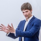 Marek Hilšer vystudoval mezinárodní vztahy a medicínu na Univerzitě Karlově