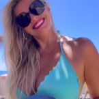 Lucie Borhyová opět potěšila své fanoušky pozdravy v bikinách