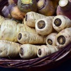 Kořen pastináku (lidově pastiňák) lze ale od mrkve velice snadno rozlišit, má totiž mnohem výraznější chuť a bledší zabarvení