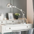 Stejně jako jinde je i v ložnici kromě funkčnosti svítidla důležitý i design