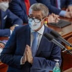 Andrej Babiš ví, že jen modlení volby nevyhraje