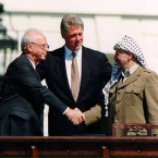 Rabin Yasser, Bill Clinton a Jásir Arafat. Moment, kvůli kterému dostal terorista Nobelovu cenu za mír