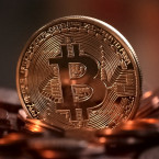 Bitcoin je navržen tak, aby nikdo, ani autor nebo jiní jednotlivci, skupiny či vlády, nemohl měnu ovlivňovat, padělat, zabavovat účty, ovládat peněžní toky nebo způsobovat inflaci