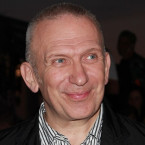 Jean Paul Gaultier vytvořil řadu provokativních modelů – nekonformní trenčkoty, korzety a podprsenky, pruhované svetry a taky něco pro Madonnu