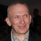 Jean Paul Gaultier vytvořil řadu provokativních modelů – nekonformní trenčkoty, korzety a podprsenky, pruhované svetry a taky něco pro Madonnu