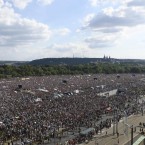 Letenská pláň slouží pro mnoho účelů. Nejviditelnější jsou masivní demonstrace