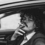 Cigareta za volantem je velmi nebezpečná, i když není přímo zakázaná