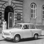 Kdo měl Trabanta, většinou na něj vzpomíná s nostalgií. Byl hlučný, zapáchal, ale o bezpečí se mluvit moc nedalo. Přesto si k němu člověk vytvořil vztah