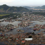 Obrázky z roku 2005 ukazují, jak tsunami zlikvidovala obydlí v rozsáhlé oblasti Indonésie