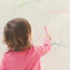 S odstraněním voskovek ze zdi vám pomůže fén a hadřík z mikrovláken