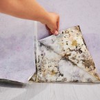 Jedním z příznaků vzniku plísně je i "bublající" tapeta