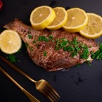 Bohaté na vitamín D jsou mimo jiné i tučné ryby, jako je např. losos a makrela