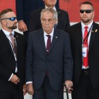 Prezident Miloš Zeman se nám ukazuje v nové roli - protiputinovsky naladěný a podporující Ukrajinu. Můžeme mu jeho proměnu věřit? 