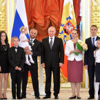 Putinovi velmi záleží na tom, aby se Rusové množili. Podporuje početné rodiny. Ty bezdětné dostanou pokutu