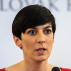 Od roku 2005 žije v Praze, kde studovala obor Andragogika a personální řízení na Filozofické fakultě Univerzity Karlovy. Souběžně se studiem pracovala, aby si na něj vydělala