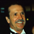 Sonny Bono, který se stal známý hlavně díky uměleckému a osobnímu partnerství s královnou plastik Cher, byl nakonec čtyřikrát ženatý