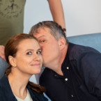 Zuzana Vejvodová a Tomáš Jeřábek hrají manžele, kteří mají ve střídavé péči dvě děti