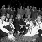 Tyto děti měly v roce 1957 to štěstí, že je na pionýrský tábor přijel navštívit tehdejší prezident spřáteleného Severního Vietnamu Ho Či Min. Co všechno se při tom dozvěděli, už asi zůstane tajemstvím