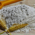 Hladkou mouku využijete kromě pečení i k naleštění nerezu