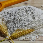 Hladkou mouku využijete kromě pečení i k naleštění nerezu