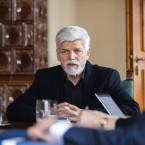 Doleček vyhrožoval Petru Pavlovi velmi nevybíravým způsobem. Jemu podobným v minulosti vynesly podobné výroky i nepodmíněné tresty