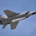 Mig-31K vyzbrojený střelou Kinžal na přehlídce ke Dni vítězství v Moskvě