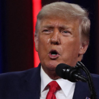 Donald Trump chce návrat spalovacích motorů. Elon Musk sice dělá elektromobily, i tak ale na Trumpově plánu vydělá