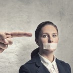 Stále existují narativy, podle nichž žena, která porodí dítě, s ním automaticky zůstává doma a pečuje o  domácnost