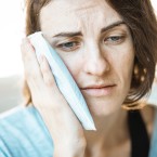 Mezi příznaky crohnovy choroby patří i bolavé afty