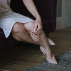 Vysoký cholesterol v krvi můžete odhali pomocí nepříjemných pocitů v nohou