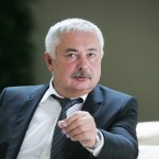 V dubnu 2012 upozornil Janek Kroupa na podivné toky na soukromých účtech Dlouhého manželky. Janě Dlouhé, ženě v domácnosti, přibylo v letech 2007–2011 na účet 45 miliónů korun, zejména od Rybářství Třeboň