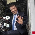 Tomio Okamura si nese životem hluboká traumata z dětství. Mohou i za jeho nenávist vůči uprchlíkům? 